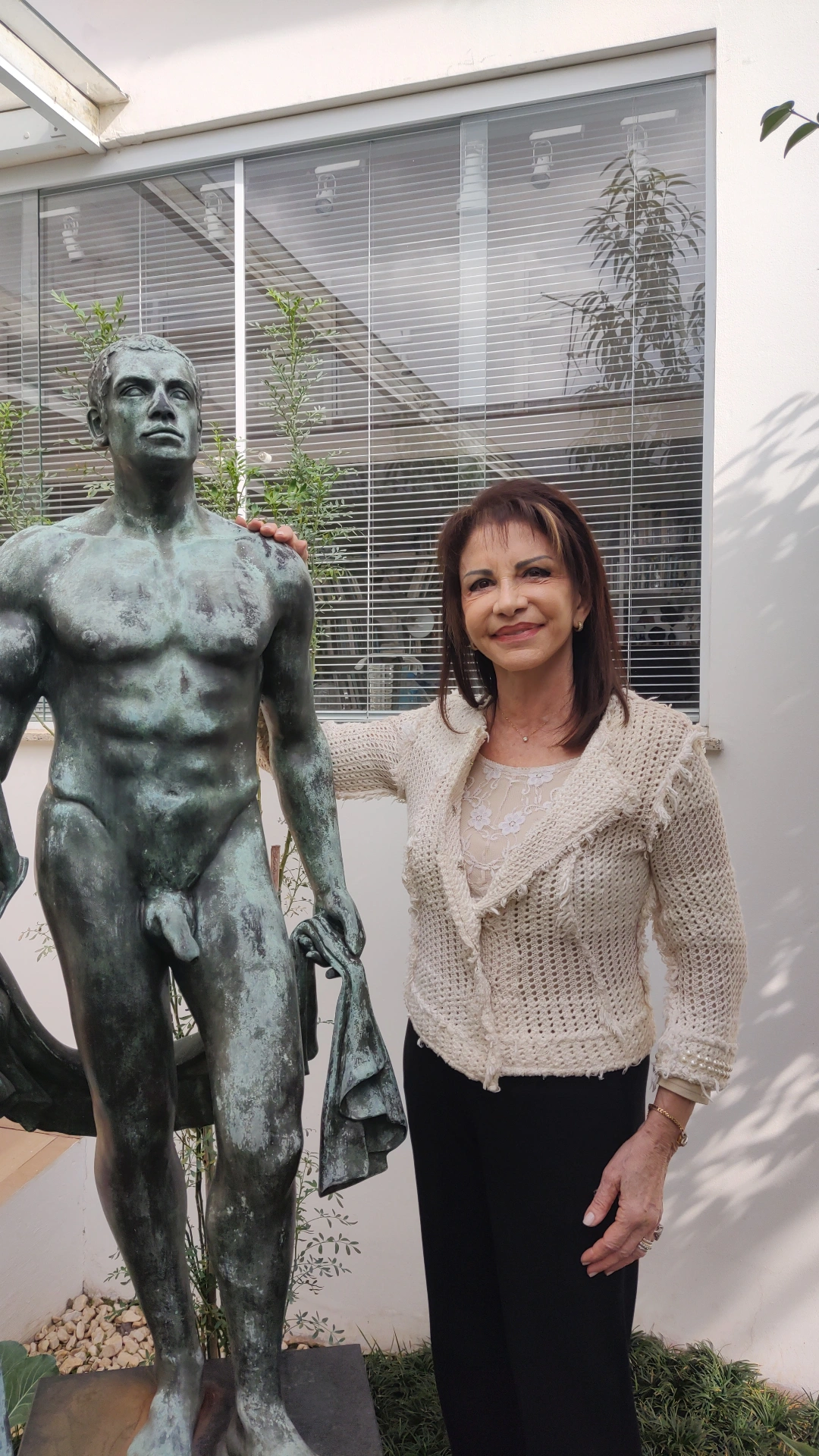 Sandra Semeghini ao lado da escultura Hermes